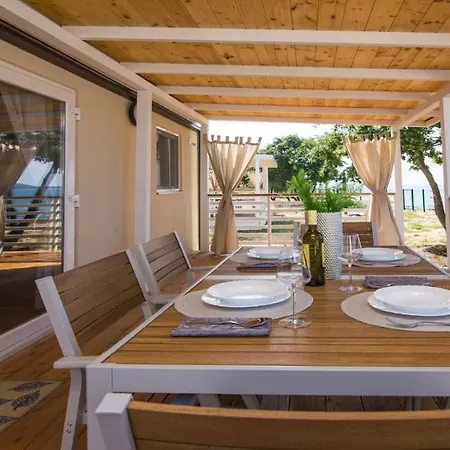 بيت للعطل Mobile Frangipani 1 *